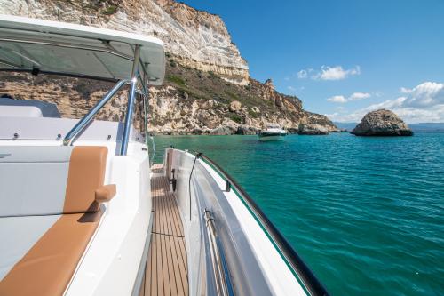 Cagliari motorboat tour BENETEAU FLYER 9 SPACEDECK